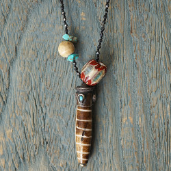 Necklace with shell pendant 1003373