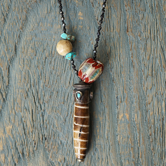 Necklace with shell pendant 1003373