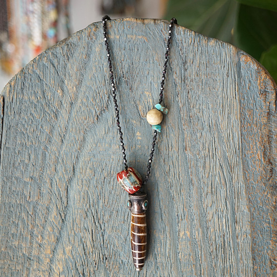 Necklace with shell pendant 1003373