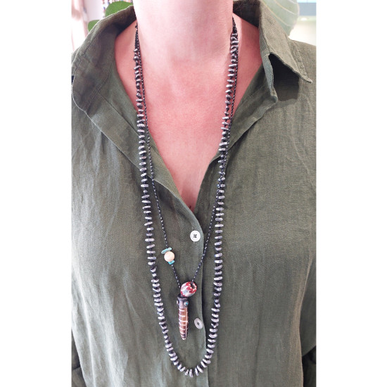 Necklace with shell pendant 1003373