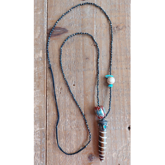 Necklace with shell pendant 1003373