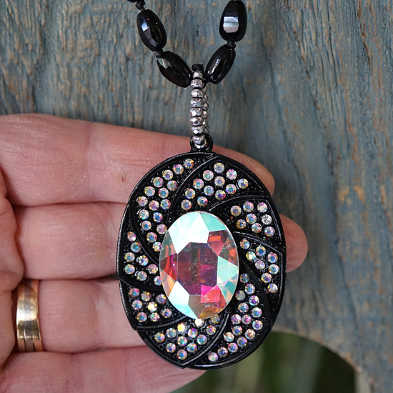 Antique style pendant necklace 1003384